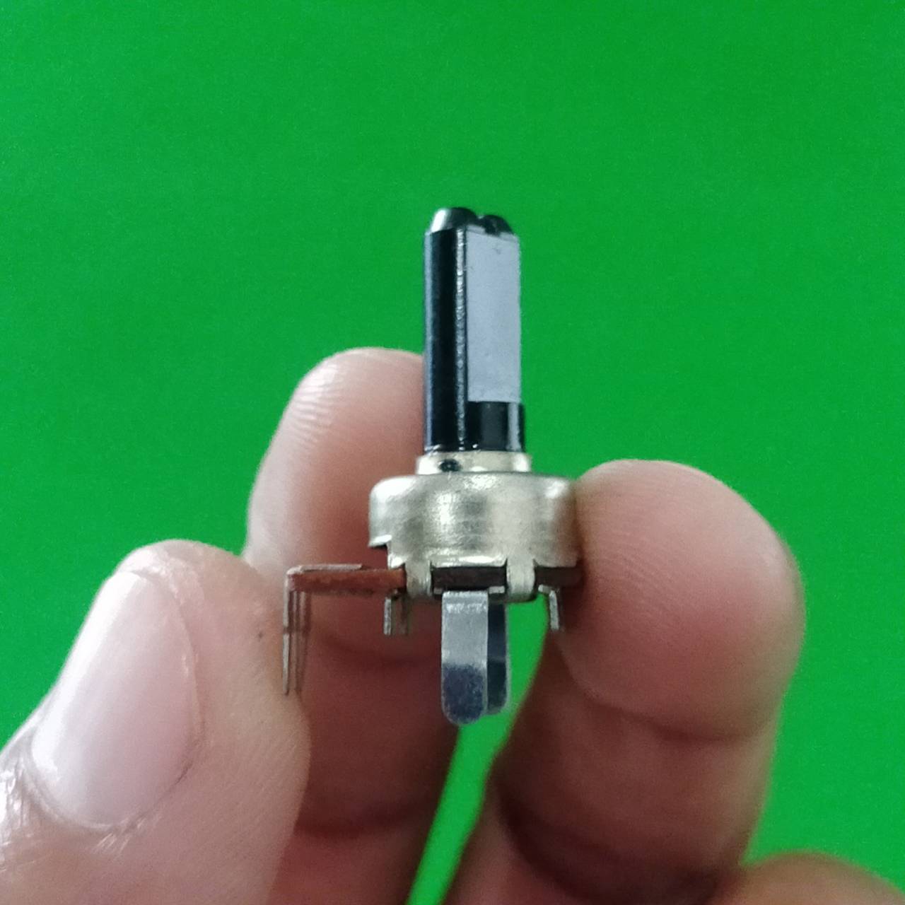 โพเทนชิโอมิเตอร์ วอลลุ่ม โวลลุ่ม Potentiometer 3 ขา แนวตั้ง แกน D 15mm B10K B50K B100K #R1212N 3VD-15mm (1 ตัว) - Image 2